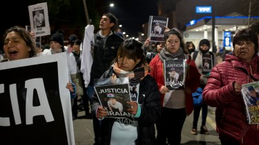 Sandra Quinchagual, madre de la víctima, sostiene la foto de su hijo en la marcha que hicieron en Bariloche. (foto Marcelo Martínez)