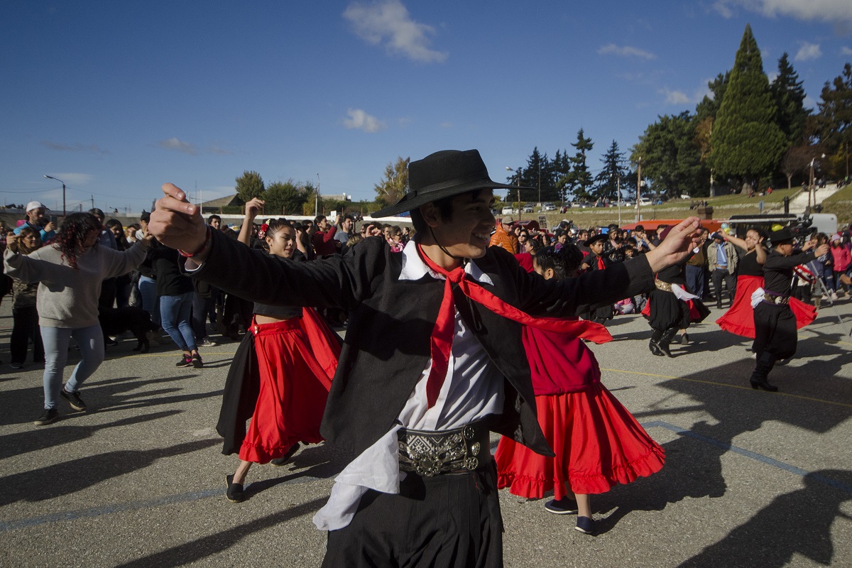 Agrupaciones de danzas y grupos musicales le pusieron ritmo a la tarde de los 120 años de Bariloche. Foto: Marcelo Martinez