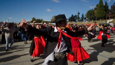 Agrupaciones de danzas y grupos musicales le pusieron ritmo a la tarde de los 120 años de Bariloche. Foto: Marcelo Martinez