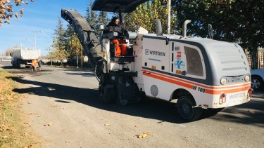 Pidieron a los vecinos de Huergo circular con precaución por obras de bacheo que se llevan adelante. (Foto Néstor Salas)