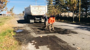 Piden precaución a los vecinos de Huergo por obras de bacheo y asfalto en ejecución