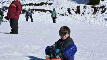 El cerro Catedral de Bariloche ya es una fiesta, con nieve hasta en la base
