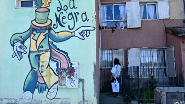 Mariana Salgado recorre el barrio 144 Viviendas. Foto: Chino Leiva