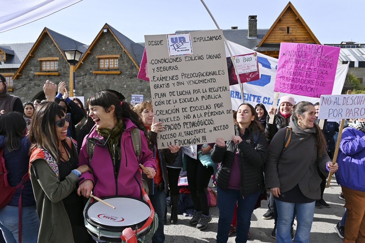 Unter Bariloche realizó dos movilizaciones importantes en el último paro de dos días. Anoche votó el rechazo de la oferta salarial. Foto: Archivo/Chino Leiva