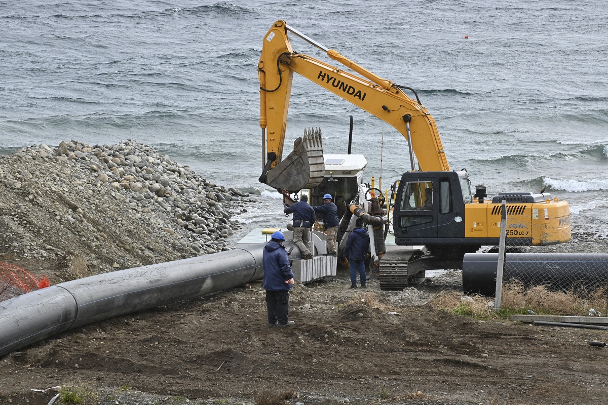 El caño de 800 milímetros será sumergido en la costa del lago nahuel Huapi, en la zona cercana a la escuela de Hotelería. Será de uso "excepcional". Foto: Chino Leiva