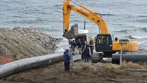 Trabajan para sumergir un nuevo caño derivador de emergencia en el lago Nahuel Huapi