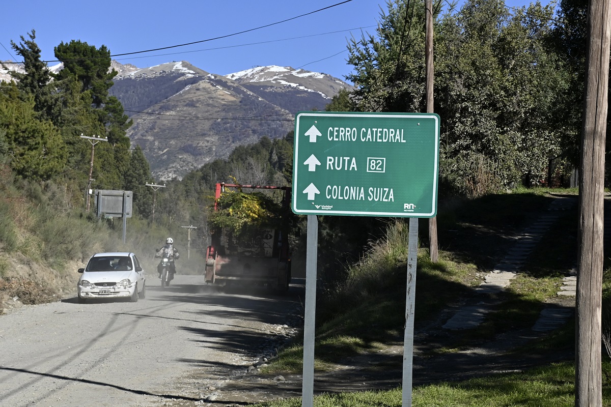 Meses atrás el municipio de Bariloche propuso un plan de asfalto por contribución de mejoras que se canceló por resistencia vecinal. Foto: Archivo