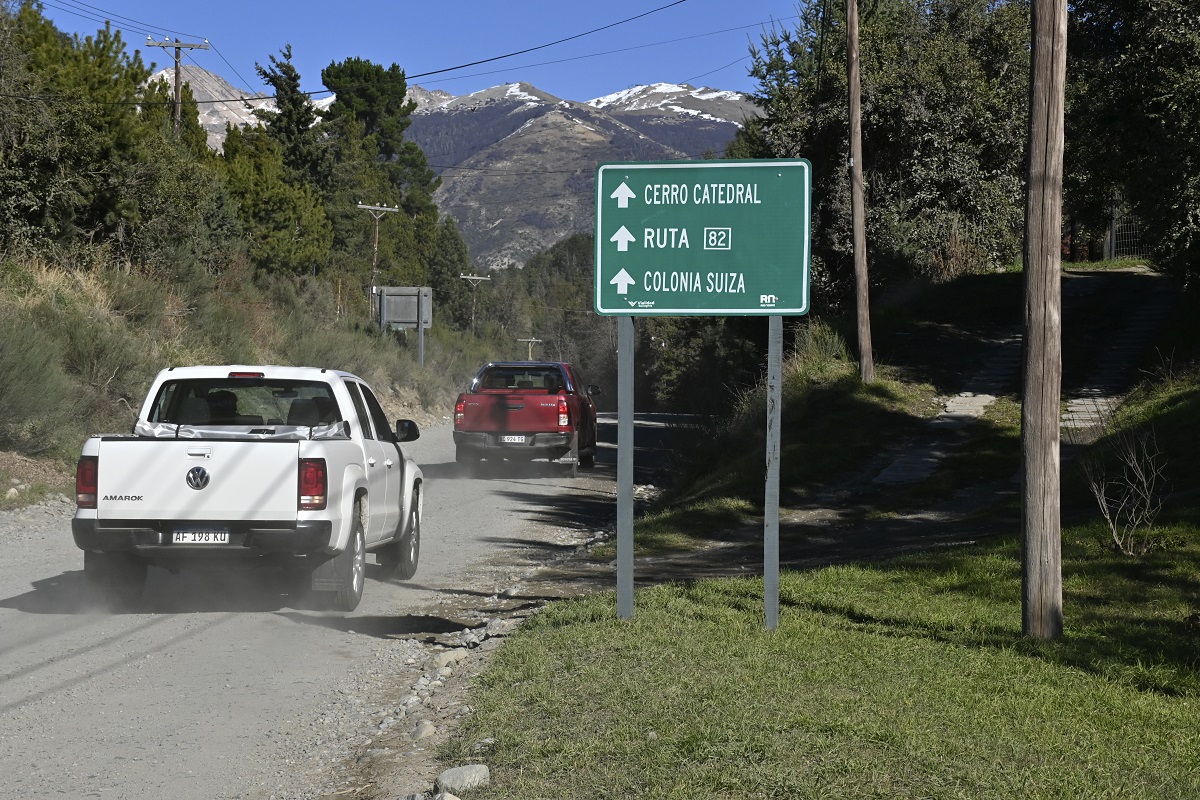 El proyecto del Municipio de Bariloche es asfaltar el camino viejo al cerro catedral y la calle Los Tordos, en el oeste, con la exigencia de pago a 11 barrios aledaños. Foto: Chino Leiva