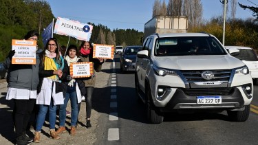 Los trabajadores de la salud cortaron este jueves la ruta nacional 40, en un tramo que une Bariloche y Dina Huapi. (Foto: Alfredo Leiva)