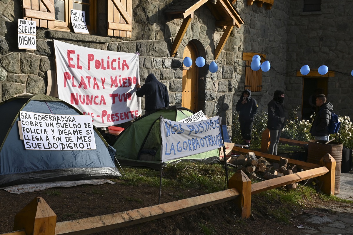 Los policías montaron ayer por la tarde un acampe frente a la Regional Tercera de Bariloche, con mensajes directos a la gobernadora Arabela Carreras. Foto: Chino Leiva