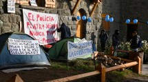 Imagen de Carreras encabezó un acto en Bariloche y se llamó al silencio ante los conflictos gremiales