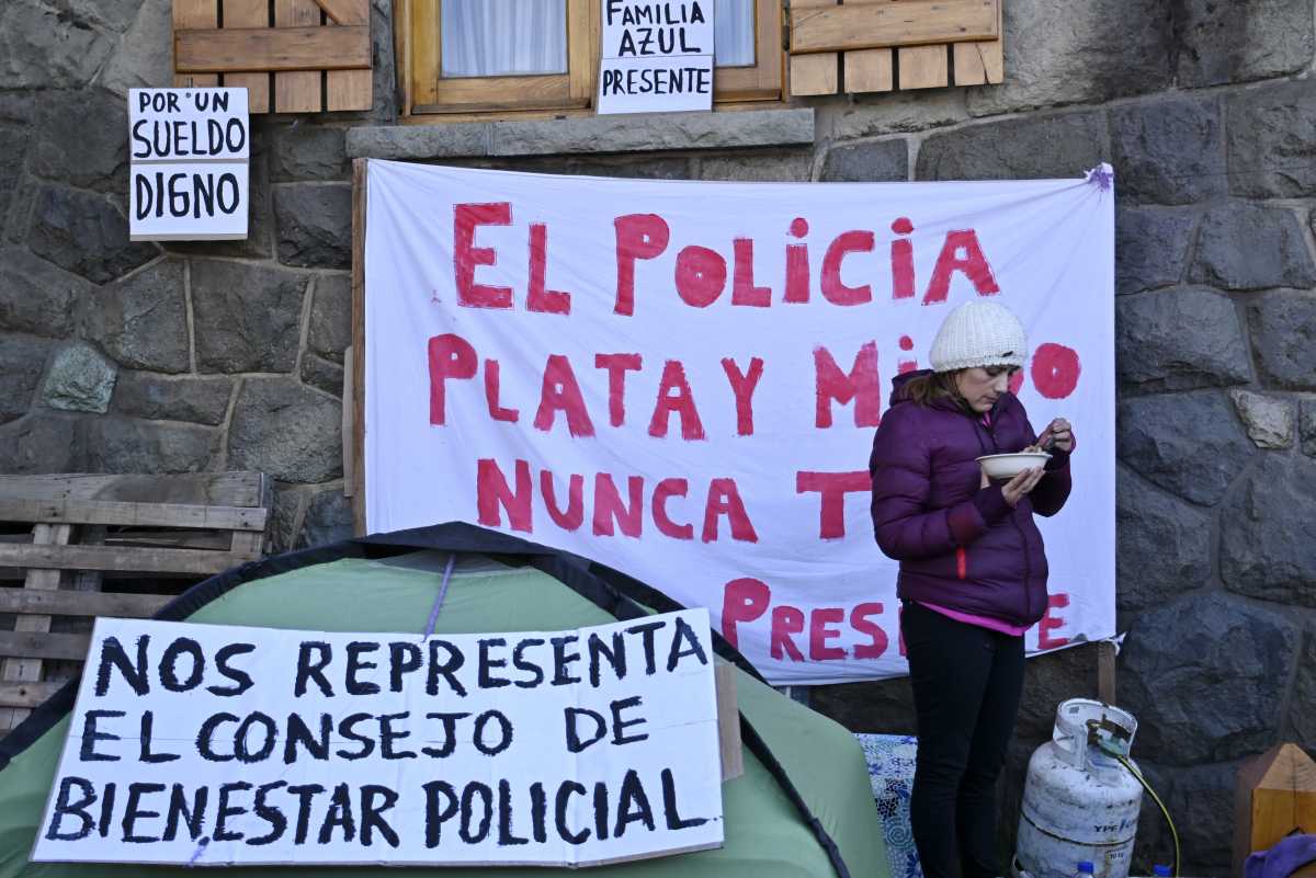 Los policías acampan en Bariloche, Roca, Cipolletti, Los Menucos y en la Casa de Gobierno en Viedma. Foto: Chino Leiva