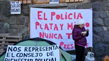 Los policías acampan en Bariloche, Roca, Cipolletti, Los Menucos y en la Casa de Gobierno en Viedma. Foto: Chino Leiva