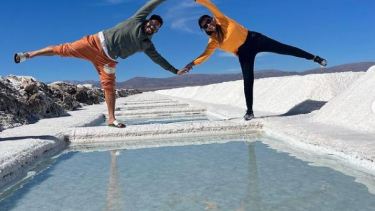Carlitos Tévez y Vanesa en Salinas Grandes, en Jujuy, divirtiéndose con las fotos. "Mi Argentina, ¡qué lugar!, dijo el ídolo de Boca. 