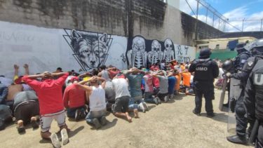 Más de 350 agentes policiales fueron derivados a la prisión. Foto: "El Mercurio" de Ecuador.-
