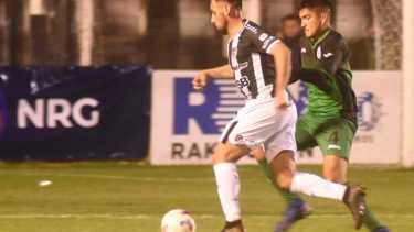 Cipo viene de empatar contra Camioneros en La Visera y buscará los tres puntos ante Estudiantes en San Luis. Foto: Yamil Regules 