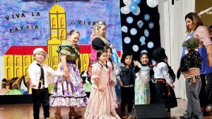 El 25 de Mayo se celebró con baile y chocolate caliente en Cutral Co