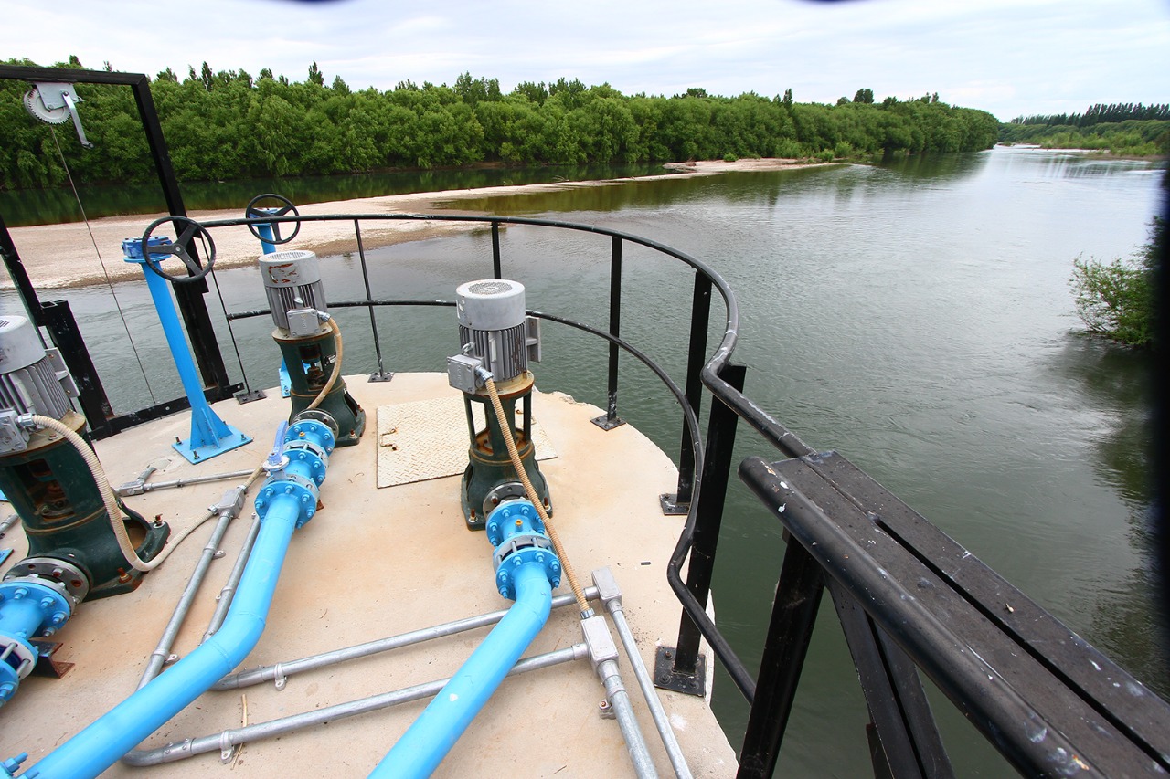 La bajante de caudal en el río Negro afecta las planta de captación de agua de Regina. 