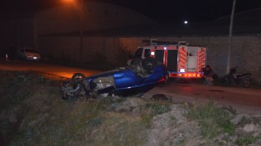 El auto en que se trasladaban los delincuentes impactó en el puente de Romagnoli y Nahuel Huapi a una alta velocidad. El vehículo terminó a 20 metros del primer impacto, quedó al borde del canal de agua. Foto Gino Avoledo.