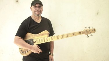 El reconocido bajista uruguayo dirá presente en Cipolletti junto a Hugo Fattoruso. 