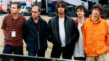 Cinco tipos (nada) comunes. Los Oasis en el campo de Knebworth horas antes de hacer historia.