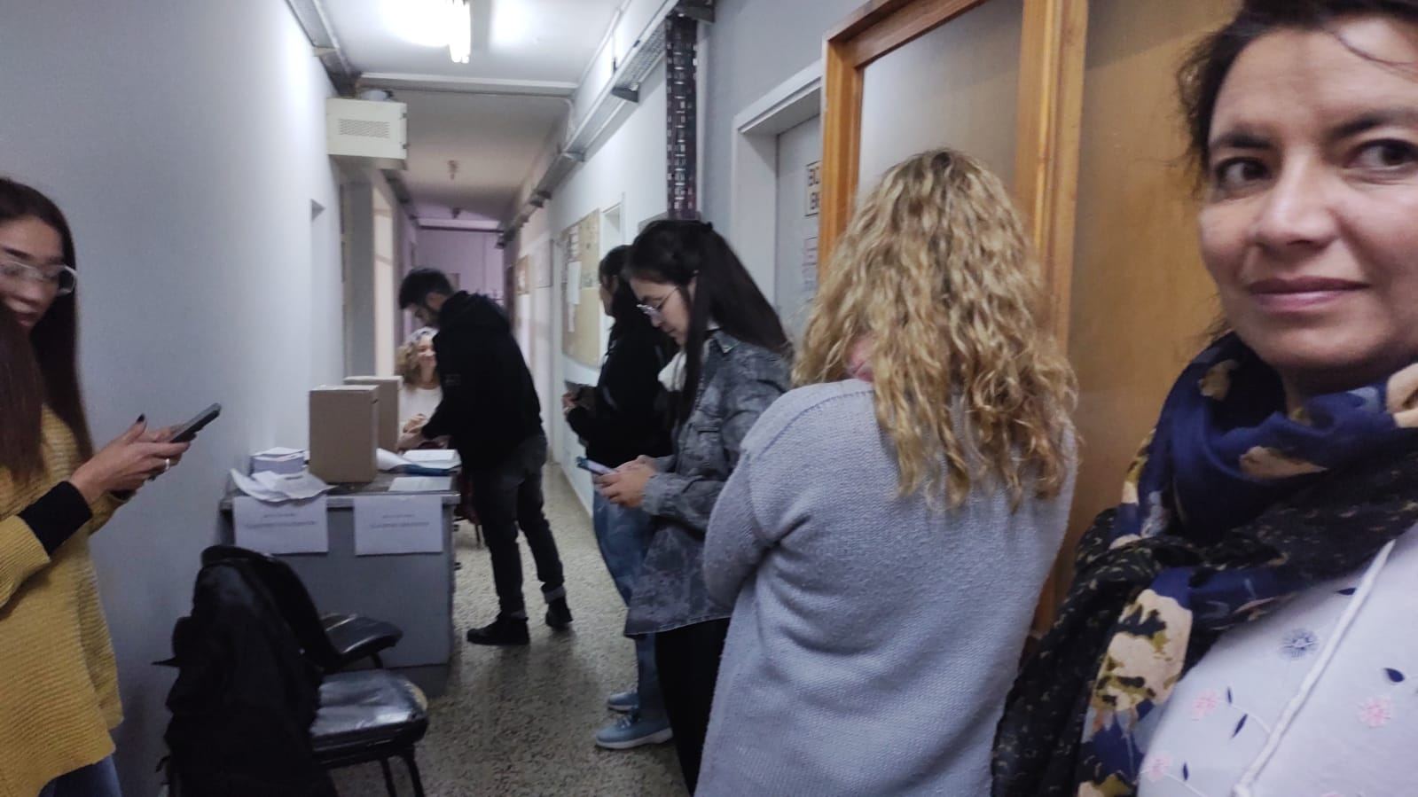 Alumnas, alumnos y docentes que dictan clases semipresenciales comenzaron a votar hoy (foto Prensa UNCo)