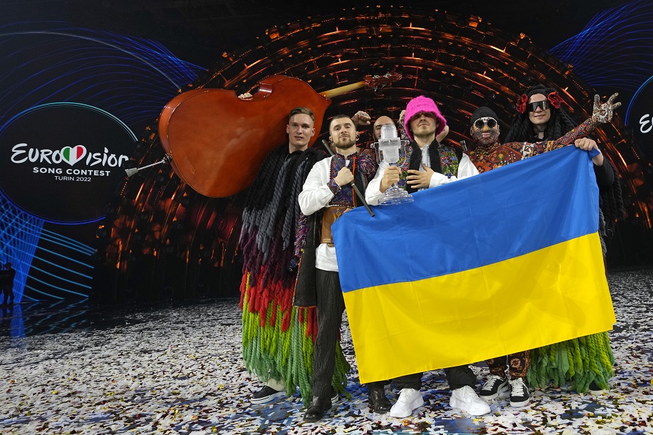 El grupo Kalush Orchestra de Ucrania festeja el trofeo conseguido. (AP Photo/Luca Bruno)