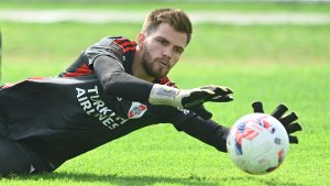 El cipoleño Centurión será el arquero titular de River ante Platense y su familia está en el Monumental
