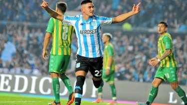 Alcaraz metió los dos primeros goles de Racing.