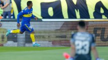 Imagen de El golazo de Fabra a lo Roberto Carlos y su dedicatoria: «Para mi papá que está en el cielo»