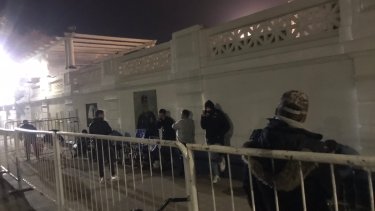 Hubo gente desde la tarde haciendo fila en el bosque para comprar su entrada. Foto: Gentileza Twitter @santigiorello