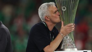 Roma ganó la Conference League, el quinto título europeo para Mourinho