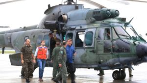 Bolsonaro visitó la zona afectada por los temporales donde son más de 90 los muertos
