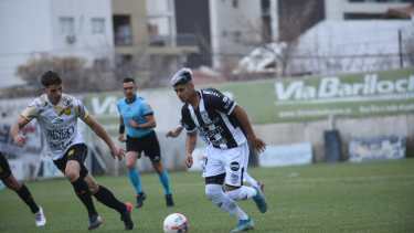 Enzo Romero intenta ante la marca de la defensa de Olimpo. Foto: Florencia Salto. 