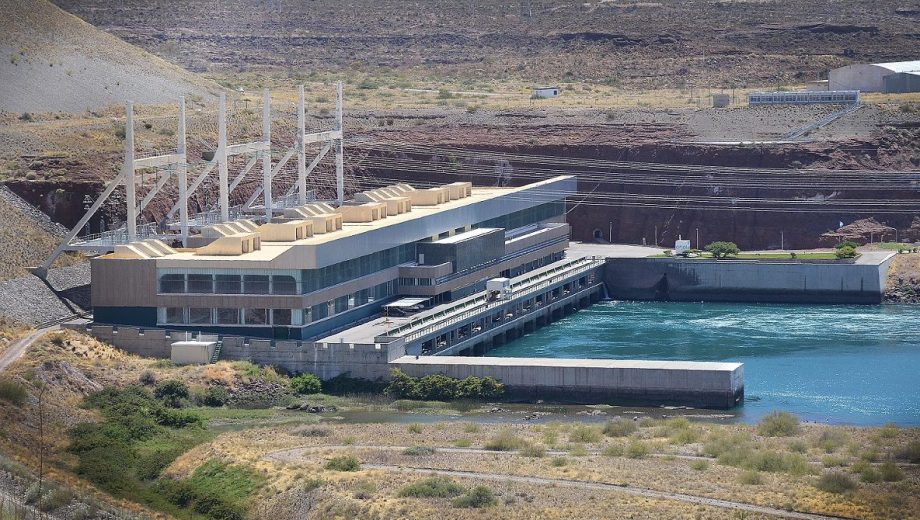 La central hidroeléctrica de la presa El Chocón es uno de los complejos cuya concesión vence en días. (Foto: archivo)