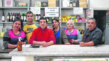 Oriundos de Mendoza, llegaron para cocinar rico y deleitar a los allenses. Foto Juan Thomes