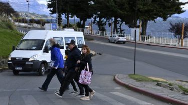 El cruce por la senda peatonal ya no es tan complicado porque gran parte de los conductores respetan  a los peatones en Bariloche. (foto Alfredo Leiva)