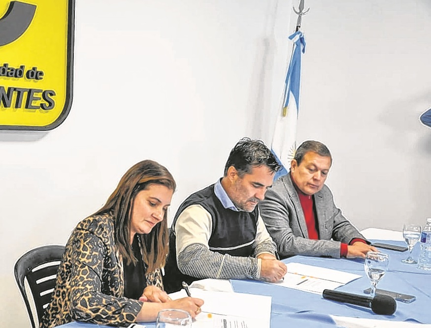 El secretario de Energía Darío Martínez firma con la intendenta Montanaro el acuerdo por la obra. 