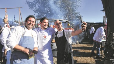 Francisco Fernández (izq.) junto a colegas, días atrás, cocinando.
