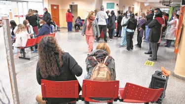 El personal del  hospital Zatti de Viedma se concentró ayer en el hall central y la atención médica se limitó a las urgencias. Foto: Marcelo Ochoa