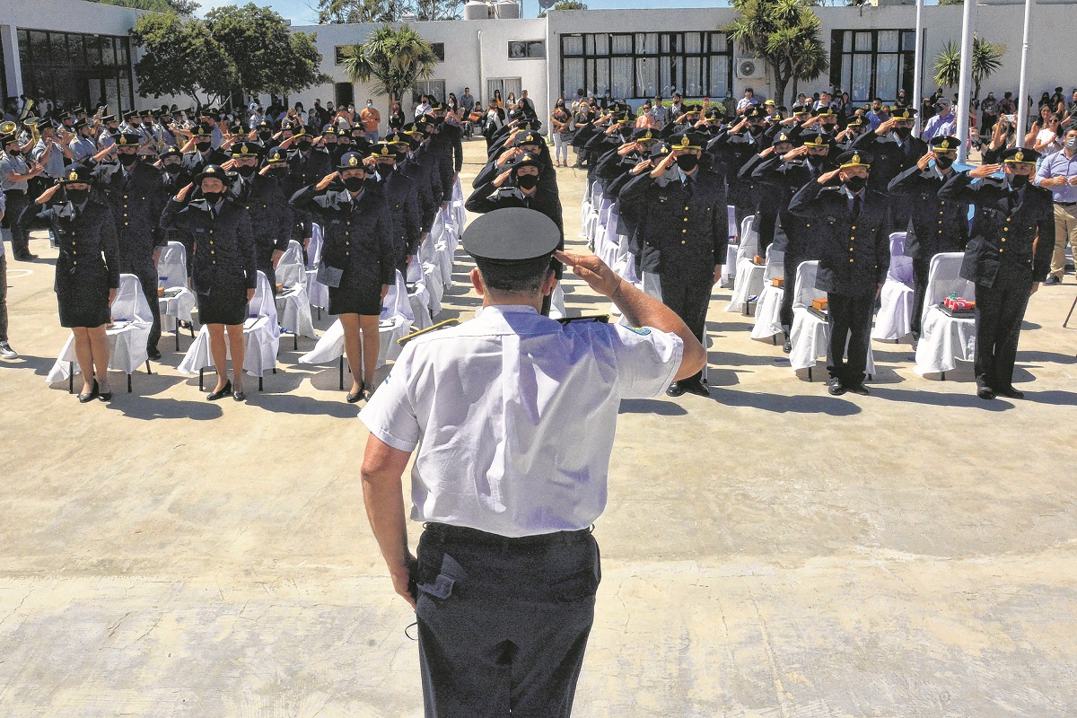 La policía tendrá la mayor suba. Era, también, la más relegada. En abril, un 68% menos al haber inicial de los uniformados neuquinos. Foto Archivo: Marcelo Ochoa