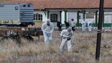 Personal de Criminalística realizó un importante relevamiento en la zona donde se encontró el cuerpo de la víctima. Foto: José Mellado. 