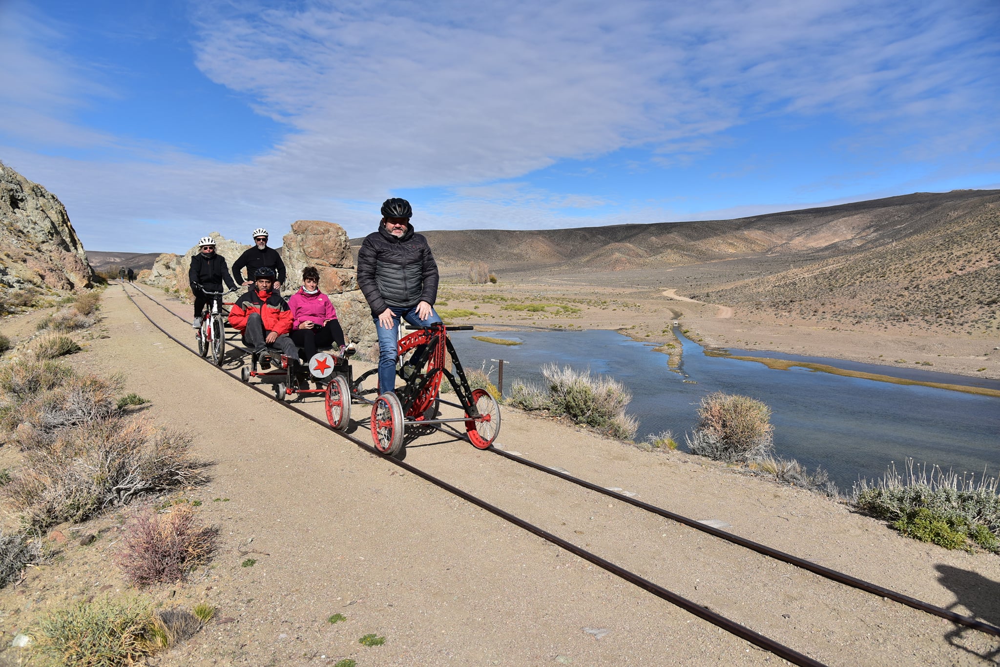 La incorporación de carritos y bicicletas adaptadas al trazado férreo, genera muchas expectativas para potenciar el turismo. Foto: Ente Región Sur. 