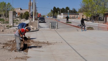 La obra que se ejecuta incluye cordón cuneta, boca calles, desagües, parquización e iluminación. Foto: José Mellado.  