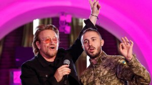 Bono de U2 dio un concierto sorpresa en una estación de Kiev