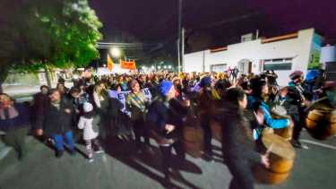 Hubo pintadas y pegatinas en distintos sectores del balneario. Foto: Martín Brunella