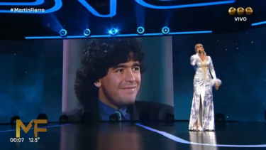 Emotivo homenaje a Maradona en los Martín Fierro 2022. 