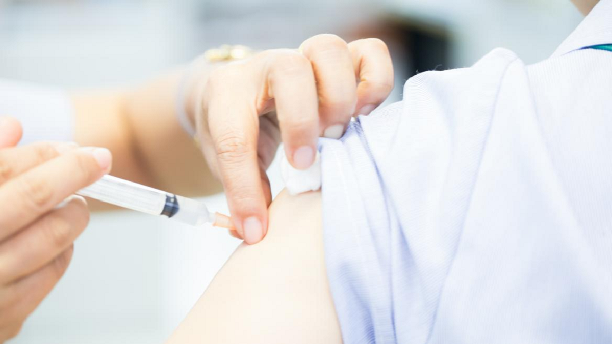 Las vacunas del coronavirus podrían acelerar la aparición de nuevos efectos secundarios. 