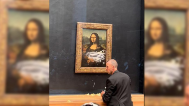 La Gioconda recibió un tartazo. 