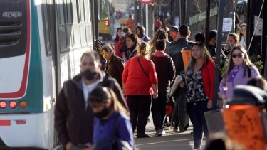 Mientras en el AMBA el boleto oscila entre los 18 y 20 pesos, en la ciudad de Neuquén cuesta 61.20 y en San Martín de los Andes 79.9 pesos (Oscar Livera)